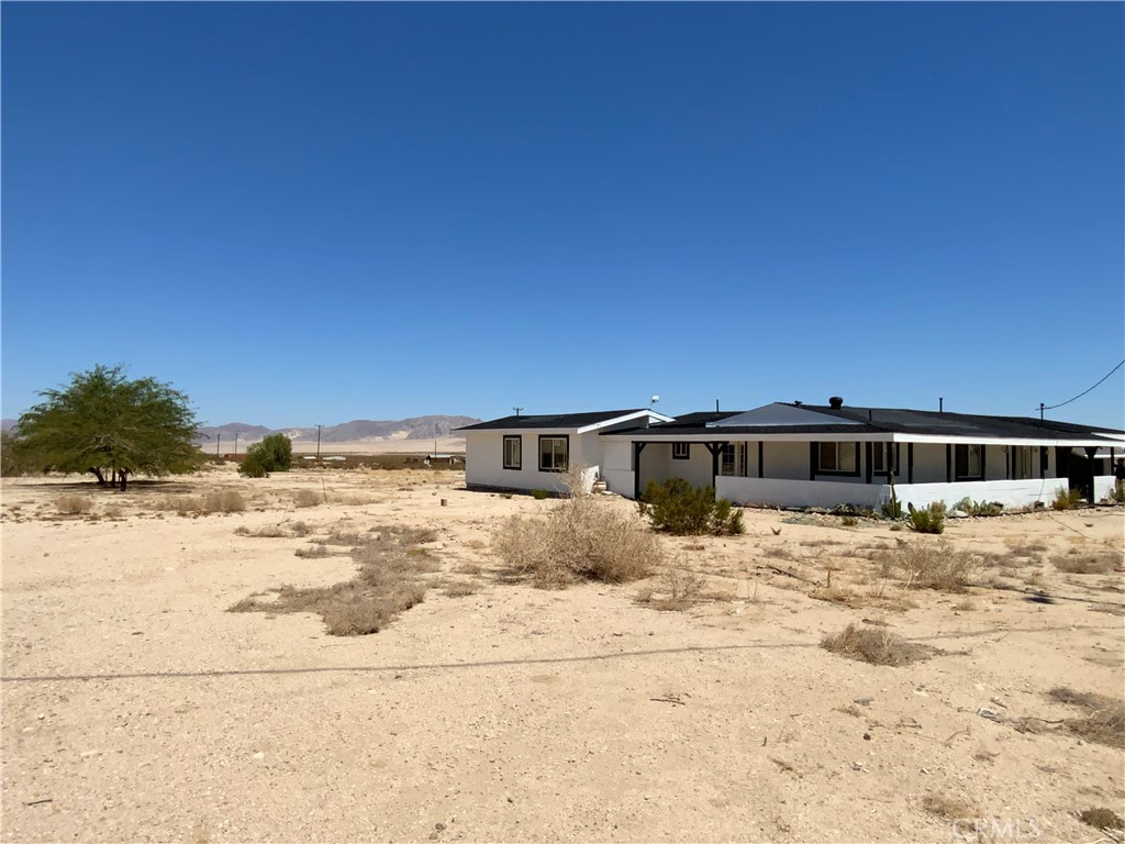69626 Brant Cross Road Twentynine Palms, CA 92277 - Photo 6 of 33 a big yard with a large tree