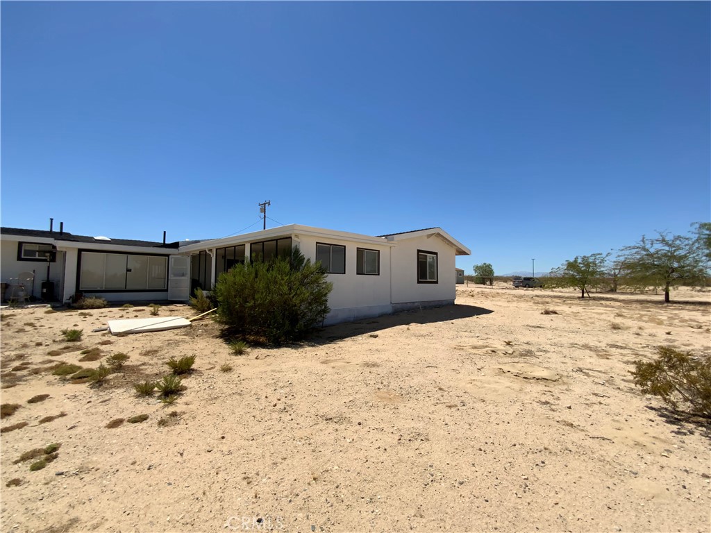 69626 Brant Cross Road Twentynine Palms, CA 92277 - Photo 7 of 33 a front view of a house with a yard