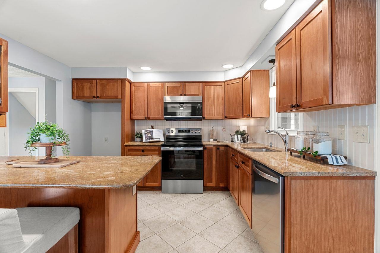 24 Beechwood Road Hudson, NH 03051 - Photo 11 of 58