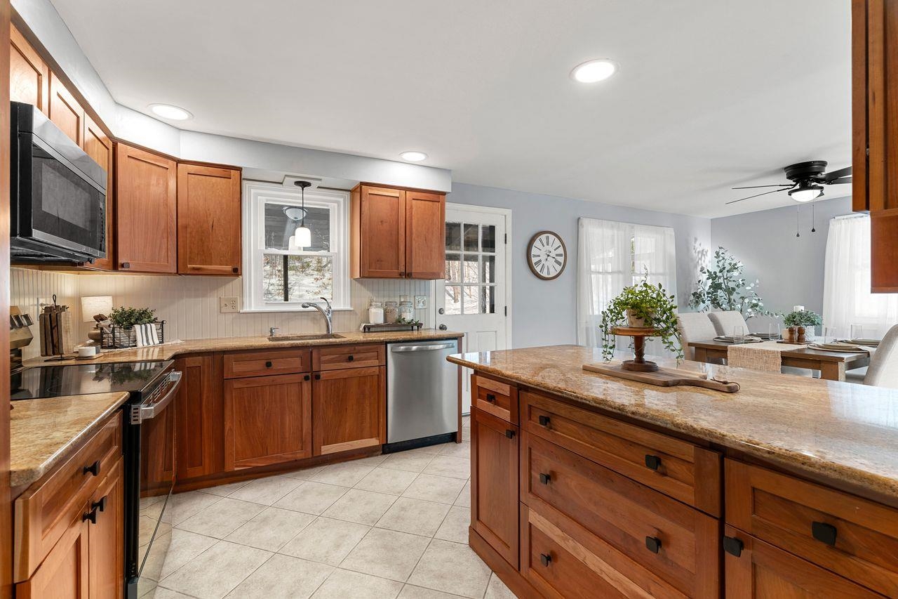 24 Beechwood Road Hudson, NH 03051 - Photo 12 of 58