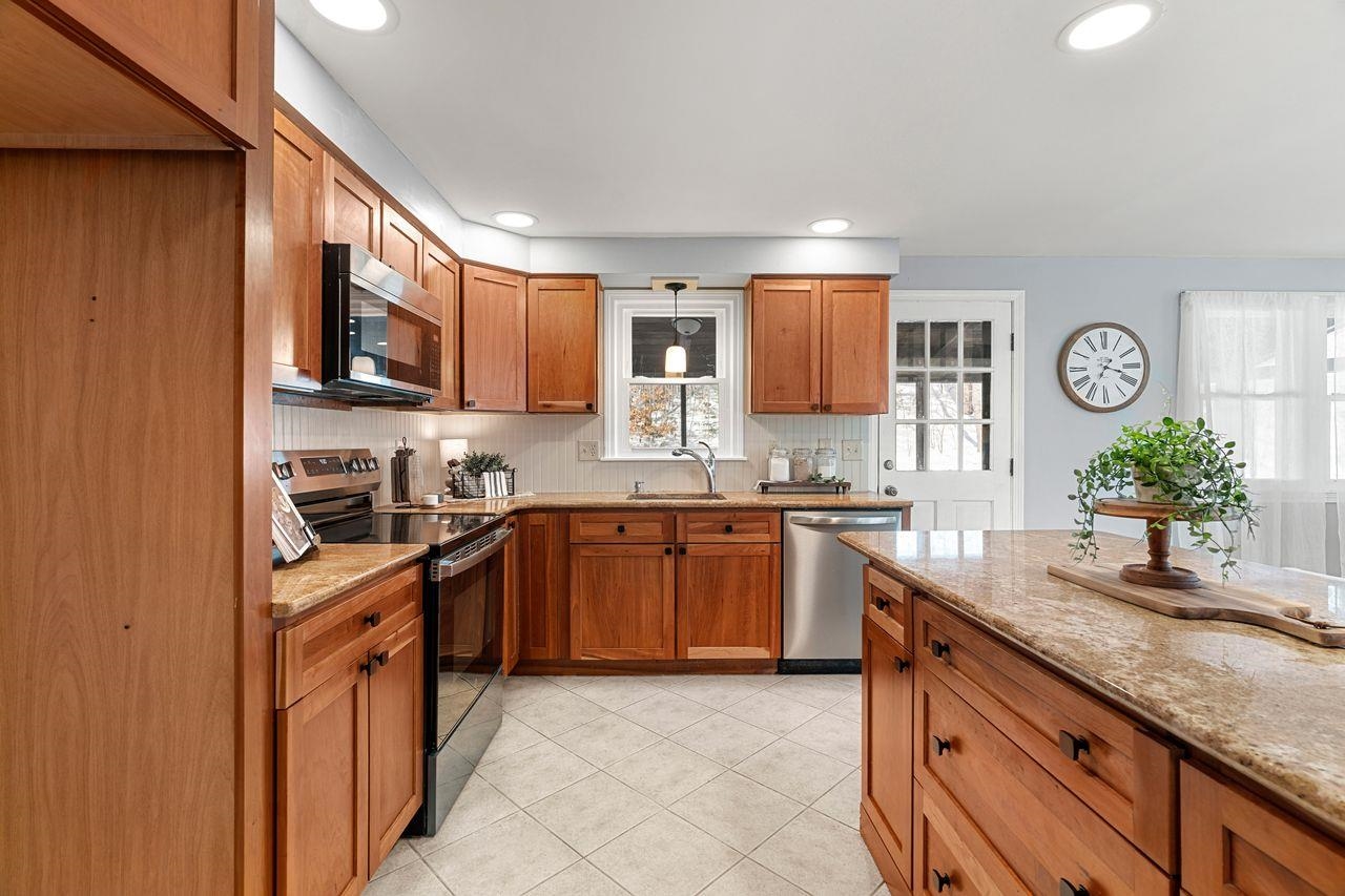 24 Beechwood Road Hudson, NH 03051 - Photo 10 of 58