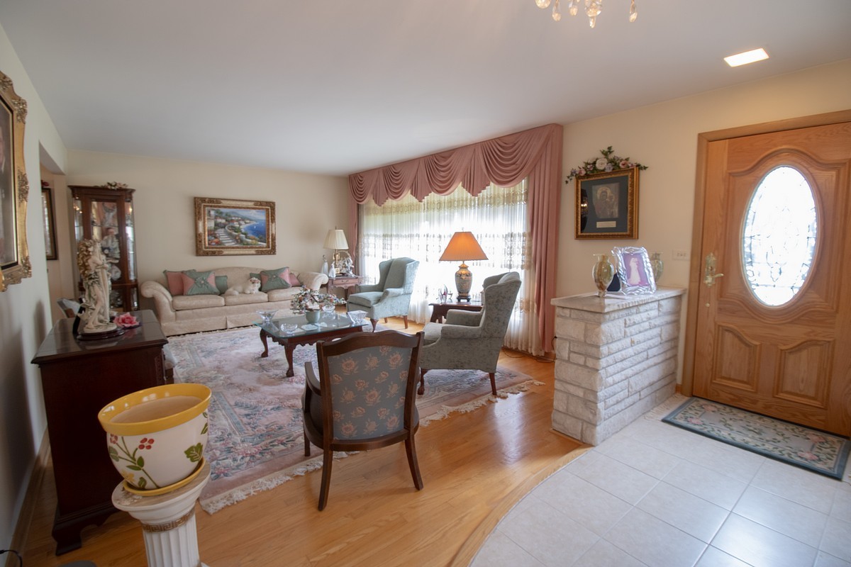 8662 North Merrill Street Niles, IL 60714 - Photo 5 of 27