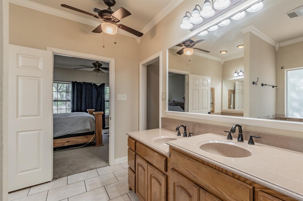 2865 West J E Woody Road Springtown, TX 76082 - Photo 15 of 33