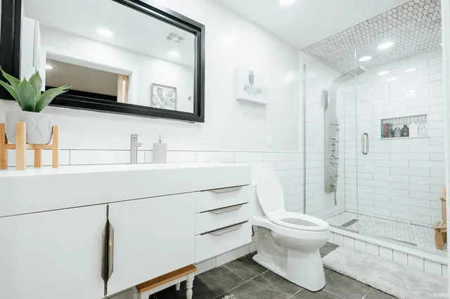 $445,000 | 9655 Arlington Court, Newburgh, IN 47630