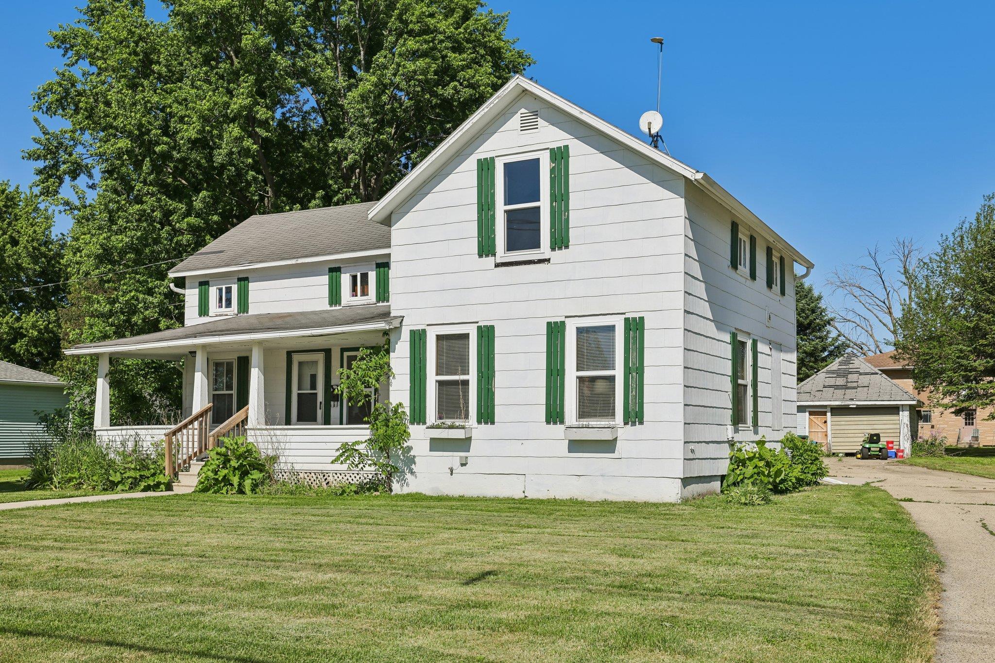 1027 Farnham Street Columbus, WI 53925 - Photo 3 of 39