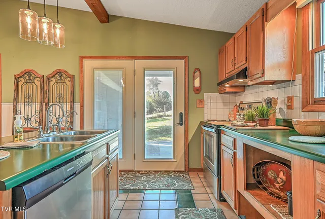 $229,500 | 3124 Hickory Tree Road, Bluff City, TN 37618