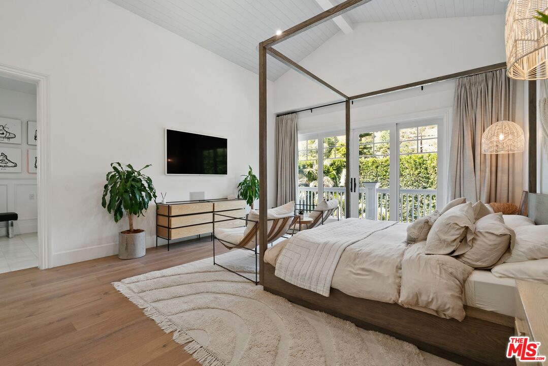12090 Chalon Road Los Angeles, CA 90049 - Photo 20 of 47 Gallery Image 20