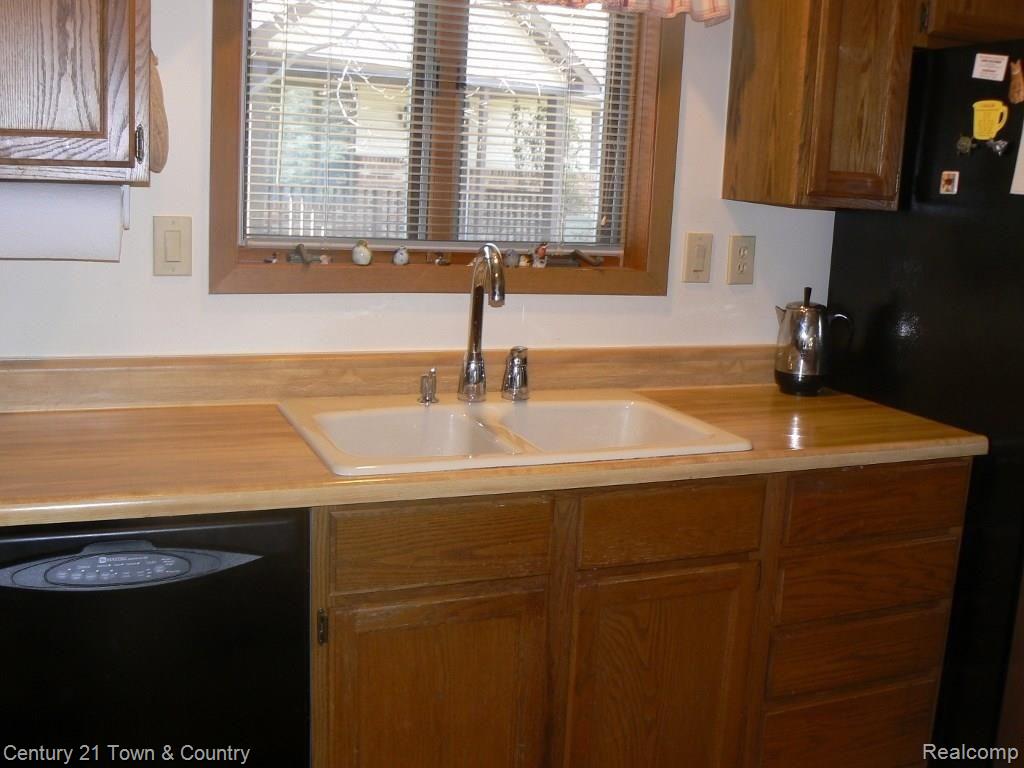 2297 London Bridge Drive, Unit 28 Rochester, MI 48307 - Photo 7 of 29 Plenty of natural light in this kitchen.jpg