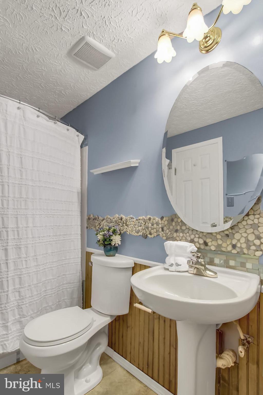 15 Greenleaf Road Baltimore, MD 21234 - Photo 16 of 34 Hall bath