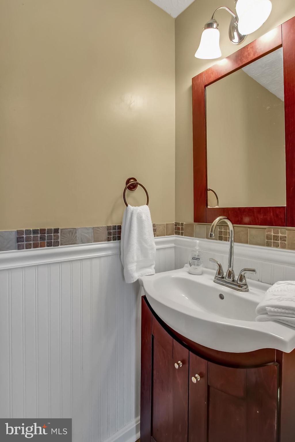 15 Greenleaf Road Baltimore, MD 21234 - Photo 6 of 34 1st floor powder room