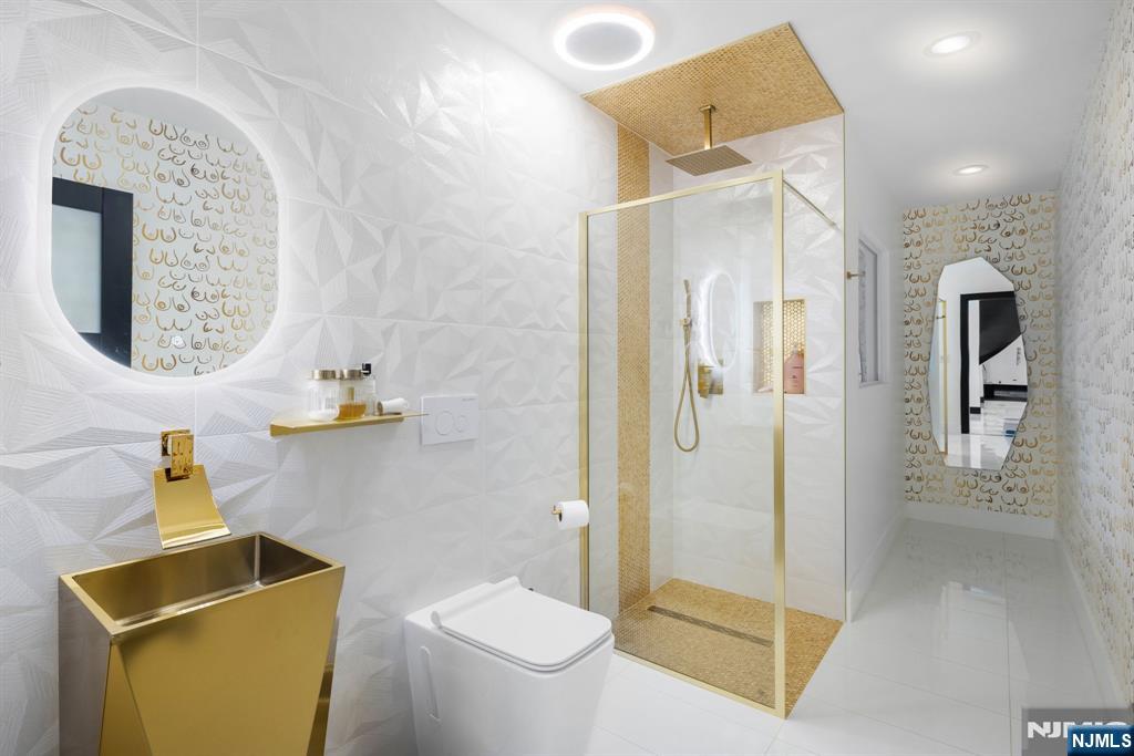 12 Smoke Rise Road Butler, NJ 07405 - Photo 8 of 21 a bathroom with a toilet and a shower