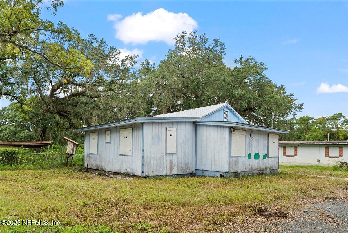 9044 Crystal Springs Road Jacksonville, FL 32221 - Photo 7 of 9 a backyard of a house with lots of green space