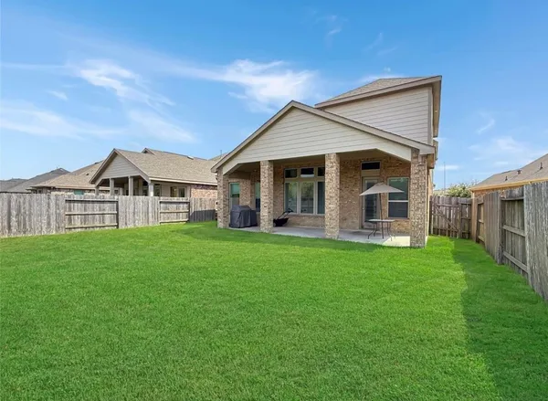 a view of a house with backyard and garden