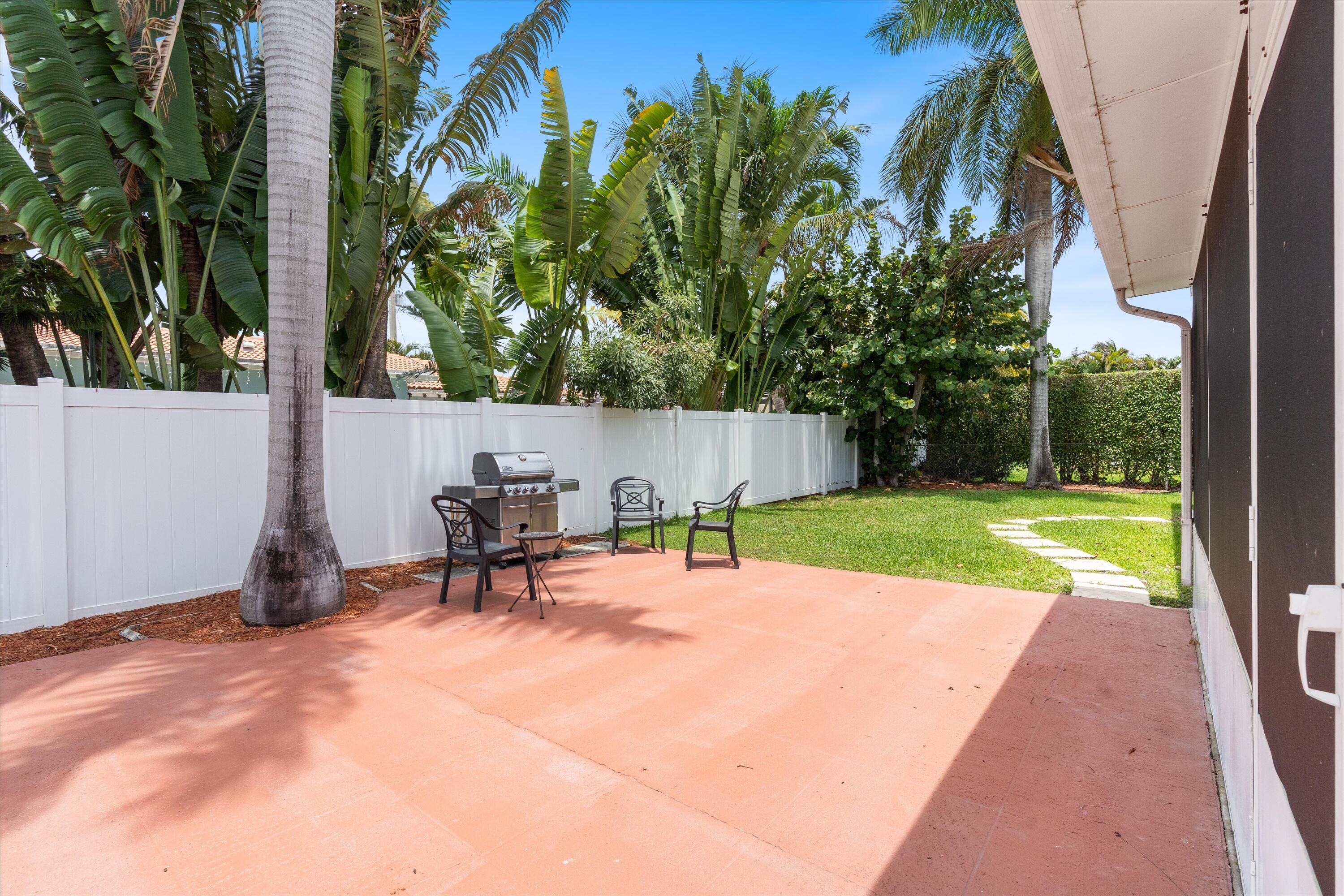 801 Berkley Street Boca Raton, FL 33487 - Photo 26 of 32 BBQ Patio
