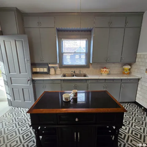 $76,900 | 1910 West Howett Street, Peoria, IL 61605