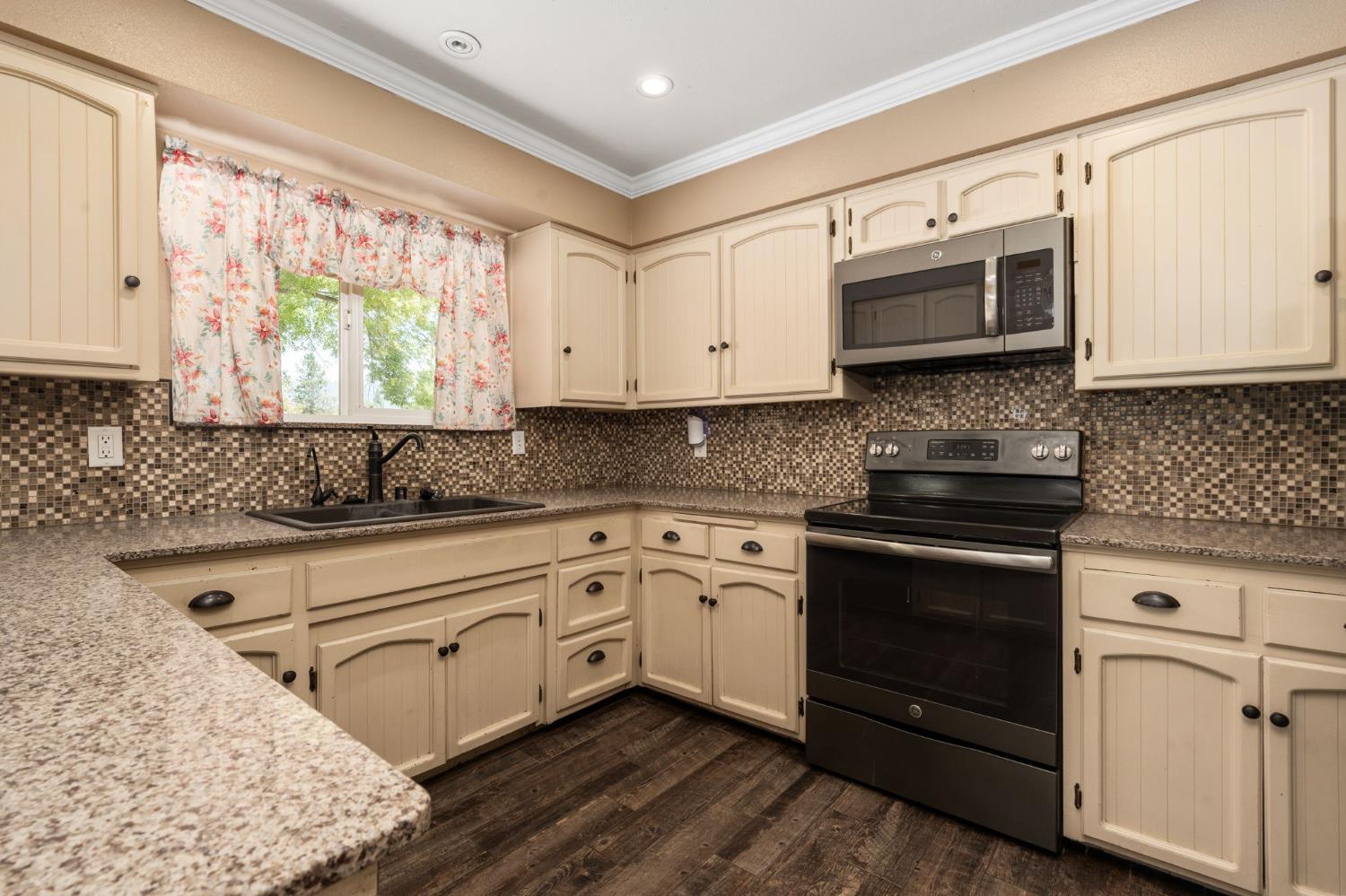 39749 Pine Ridge Road Oakhurst, CA 93644 - Photo 14 of 58
