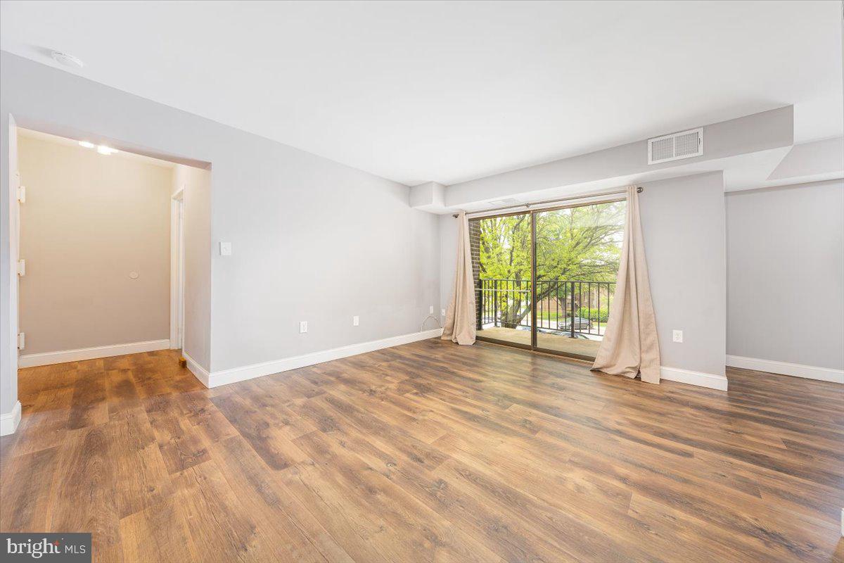 17807 Buehler Road, Unit 2A1 Olney, MD 20832 - Photo 7 of 31 Living Room