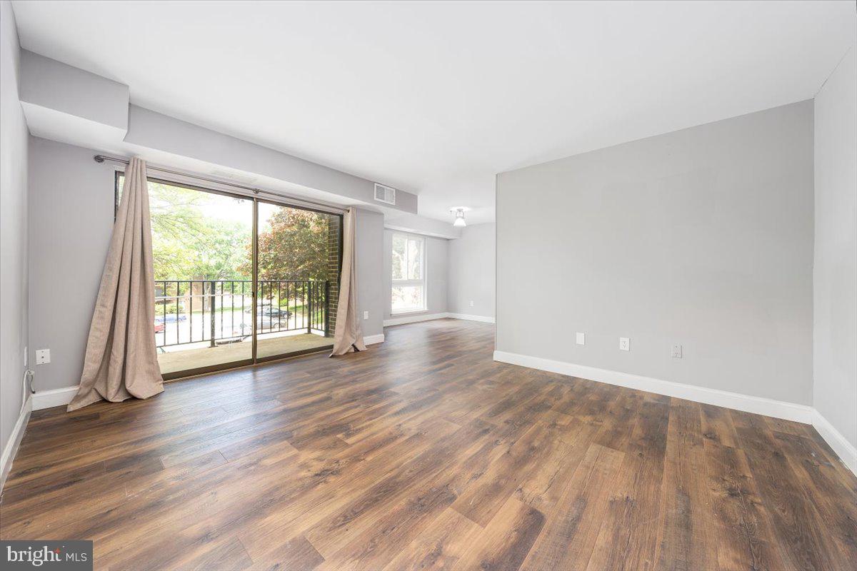 17807 Buehler Road, Unit 2A1 Olney, MD 20832 - Photo 8 of 31 Living Room