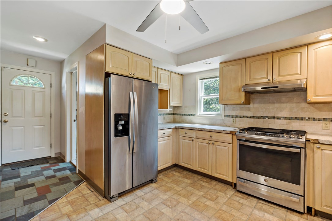 813 S Road South Kingstown, RI 02879 - Photo 5 of 32 Gallery Image 5