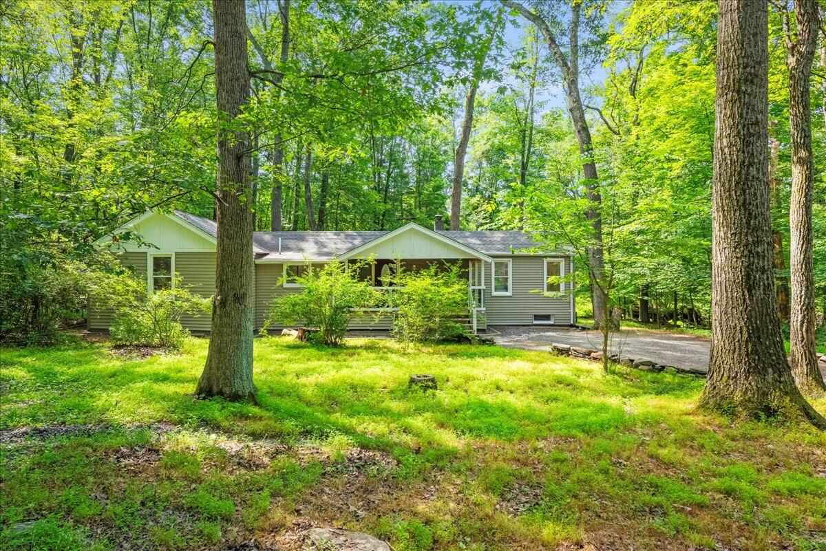 212 Rown Road East Stroudsburg, PA 18302 - Photo 2 of 27 04-HomeView_Media-212_R_Own_Rd.-#4