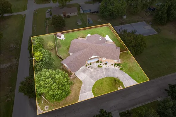 $400,000 | 707 Quail Creek Road, Parsons, KS 67357