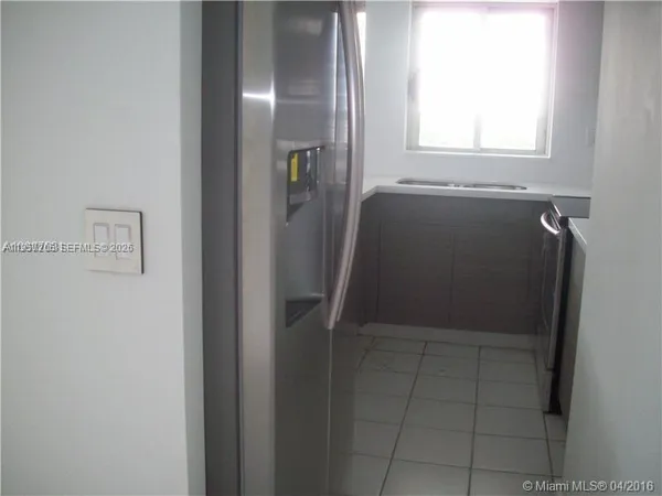 a view of empty room with window