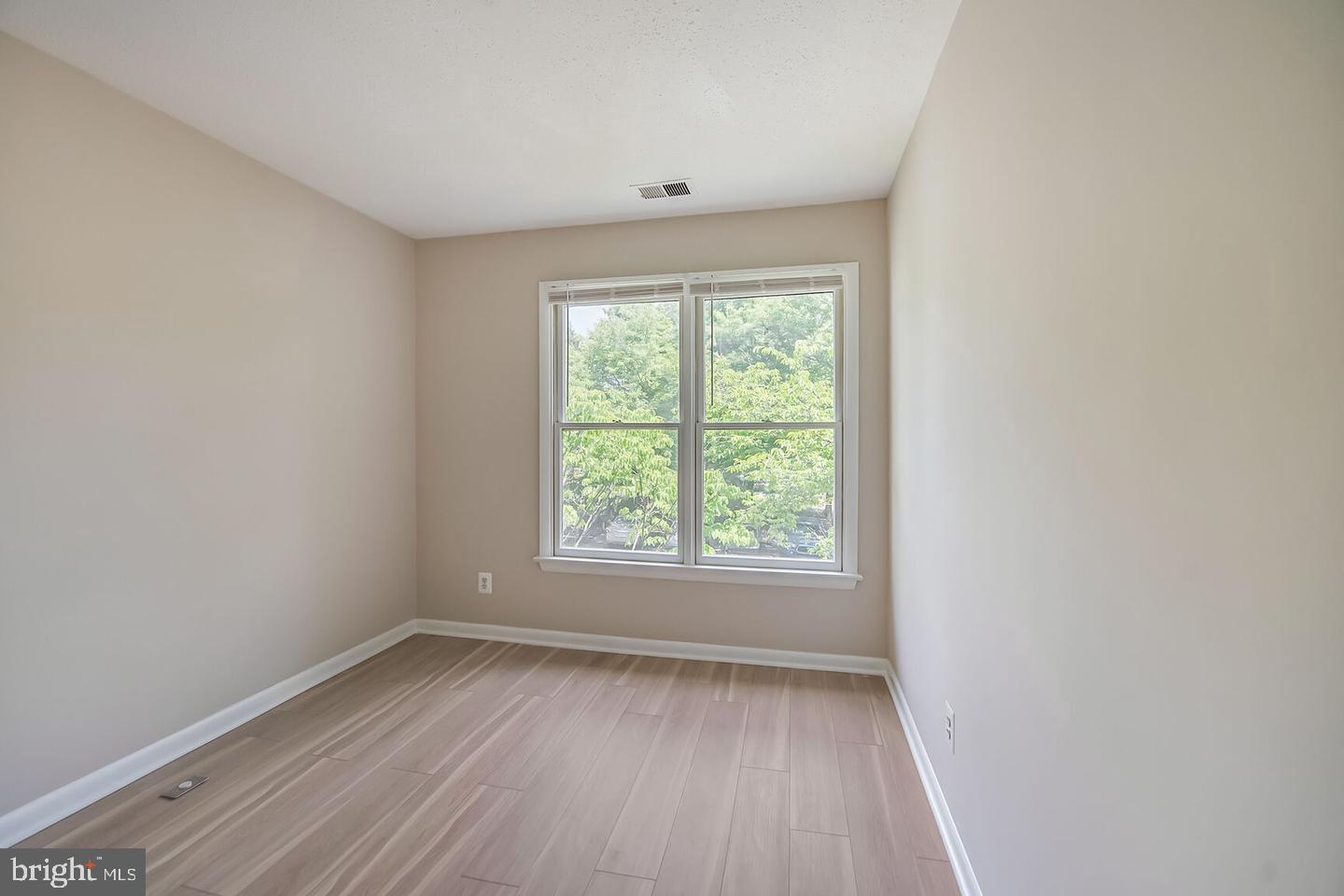 1657 Oak Spring Way Reston, VA 20190 - Photo 15 of 24 Gallery Image 15