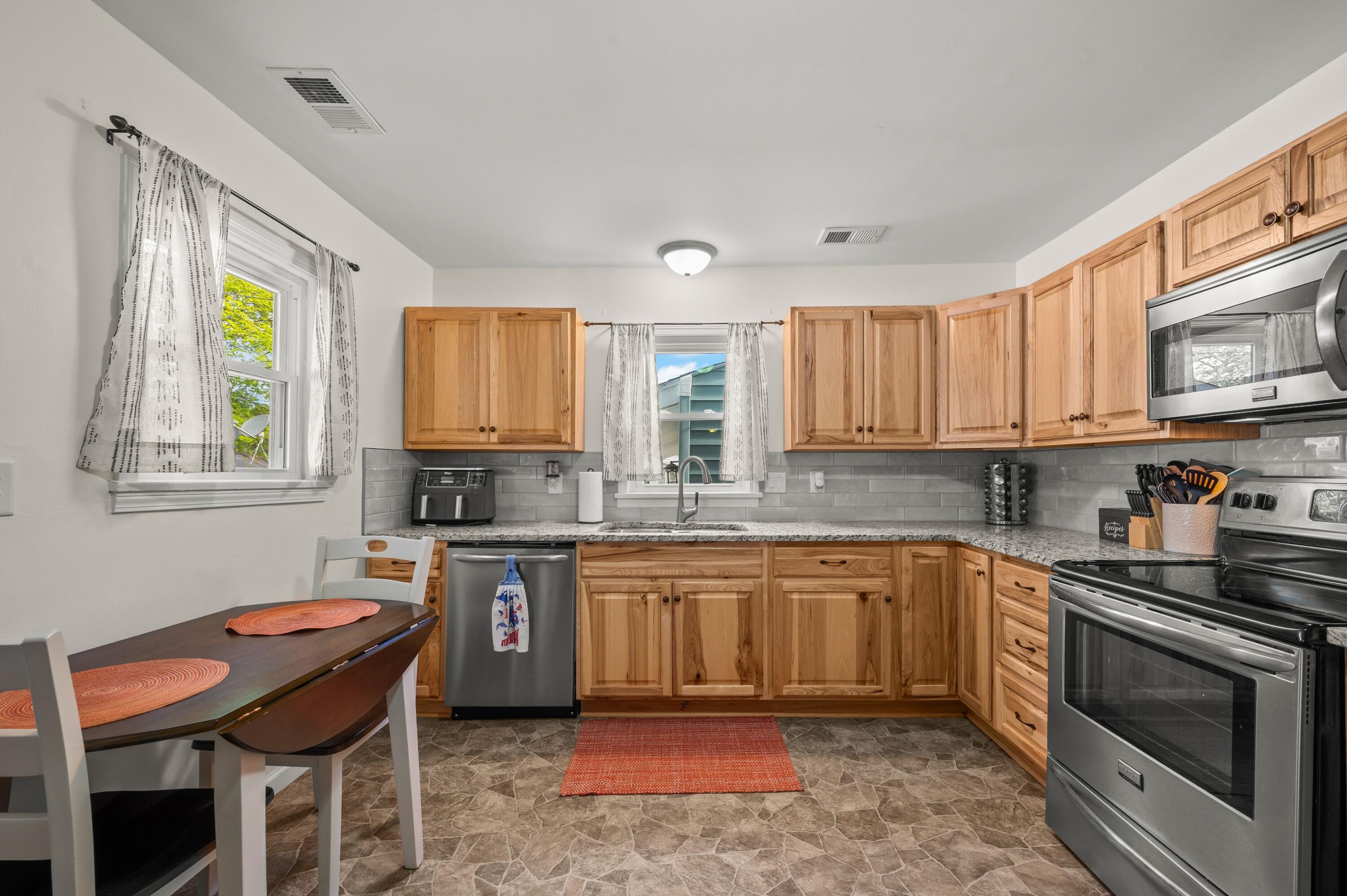 708 Roe Street Buchanan, MI 49107 - Photo 4 of 16 14DSC_8828