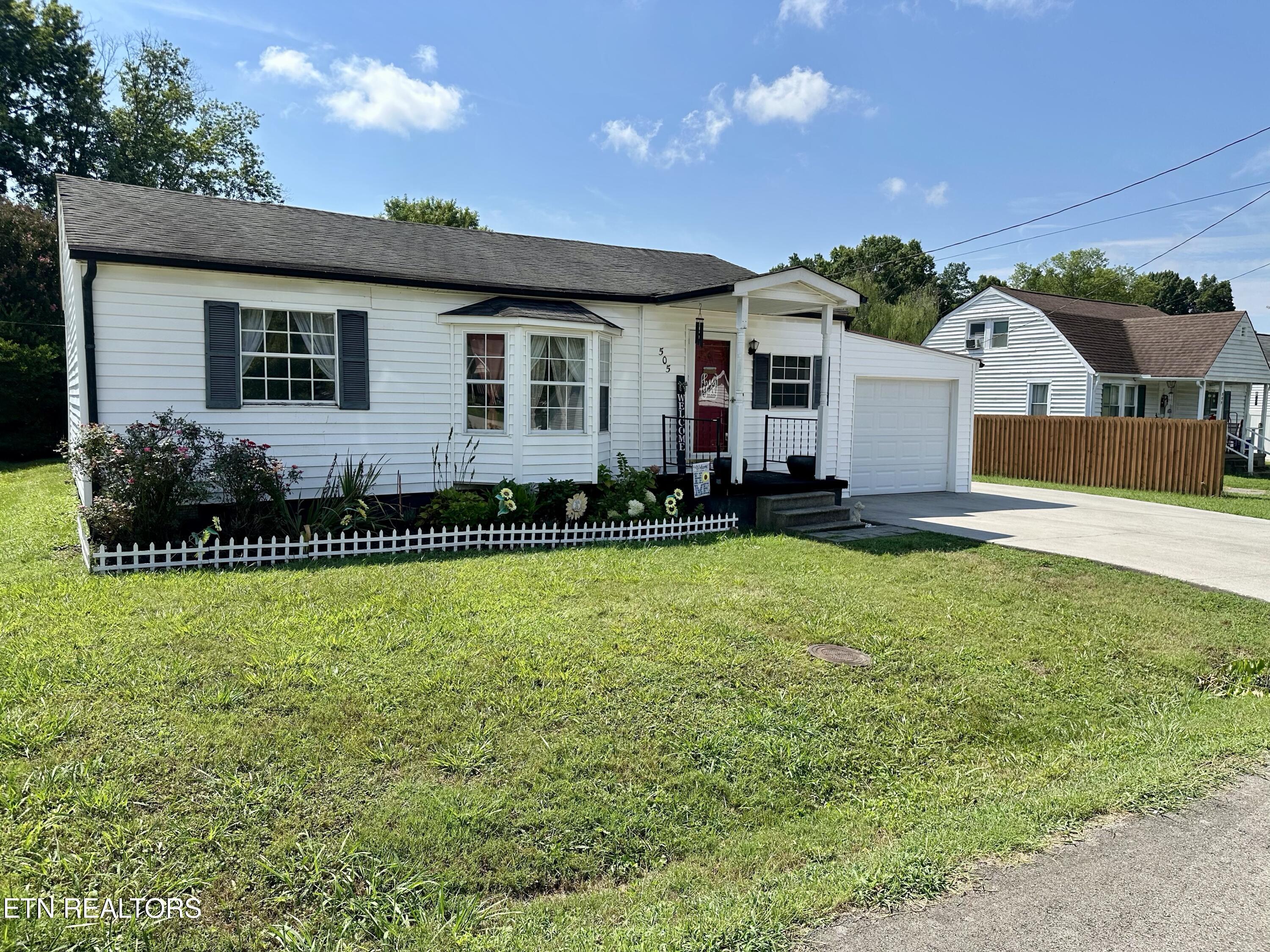 505 Cherokee Avenue Clinton, TN 37716 - Photo 2 of 32 IMG_7152