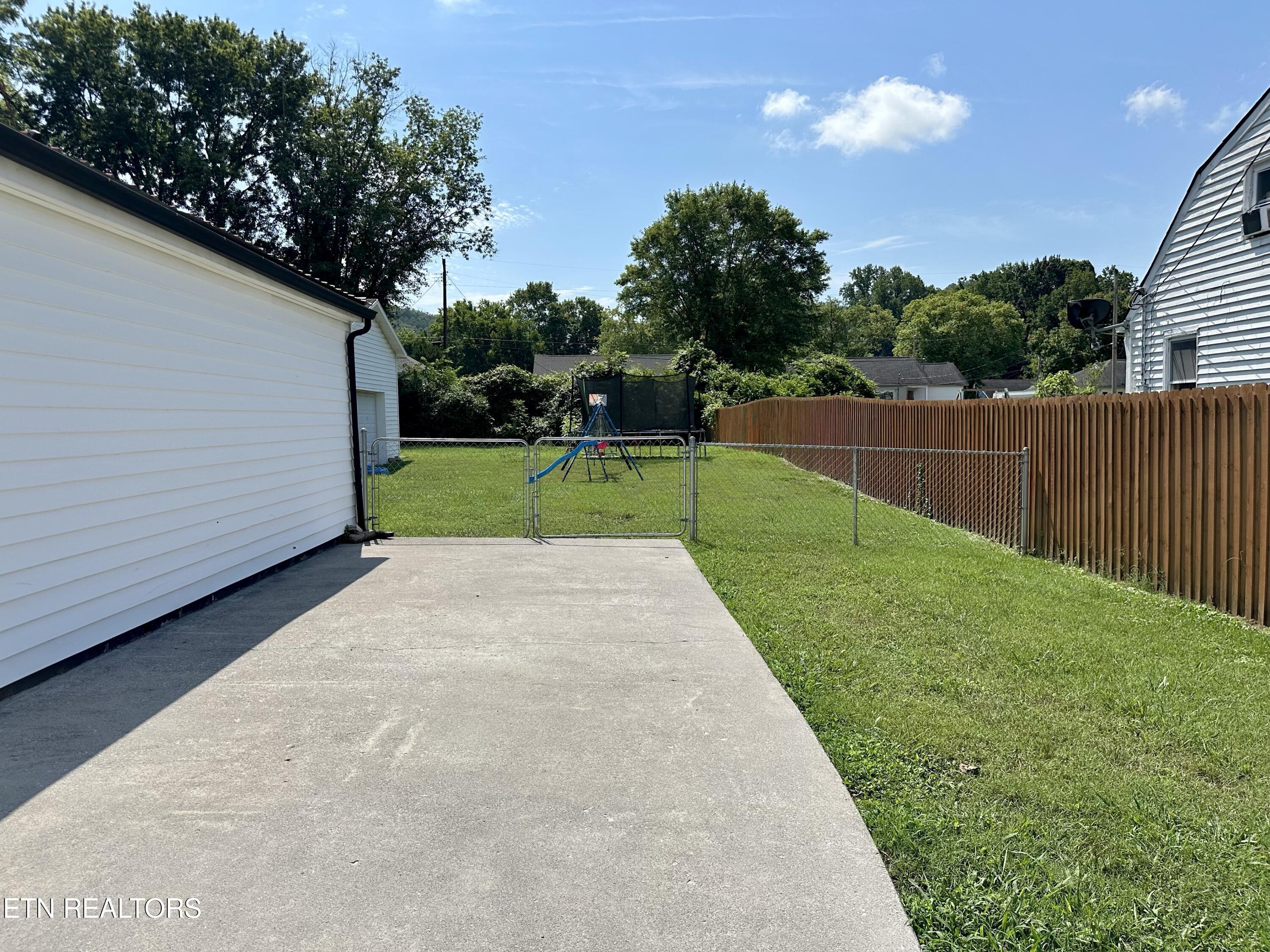 505 Cherokee Avenue Clinton, TN 37716 - Photo 3 of 32 IMG_7153