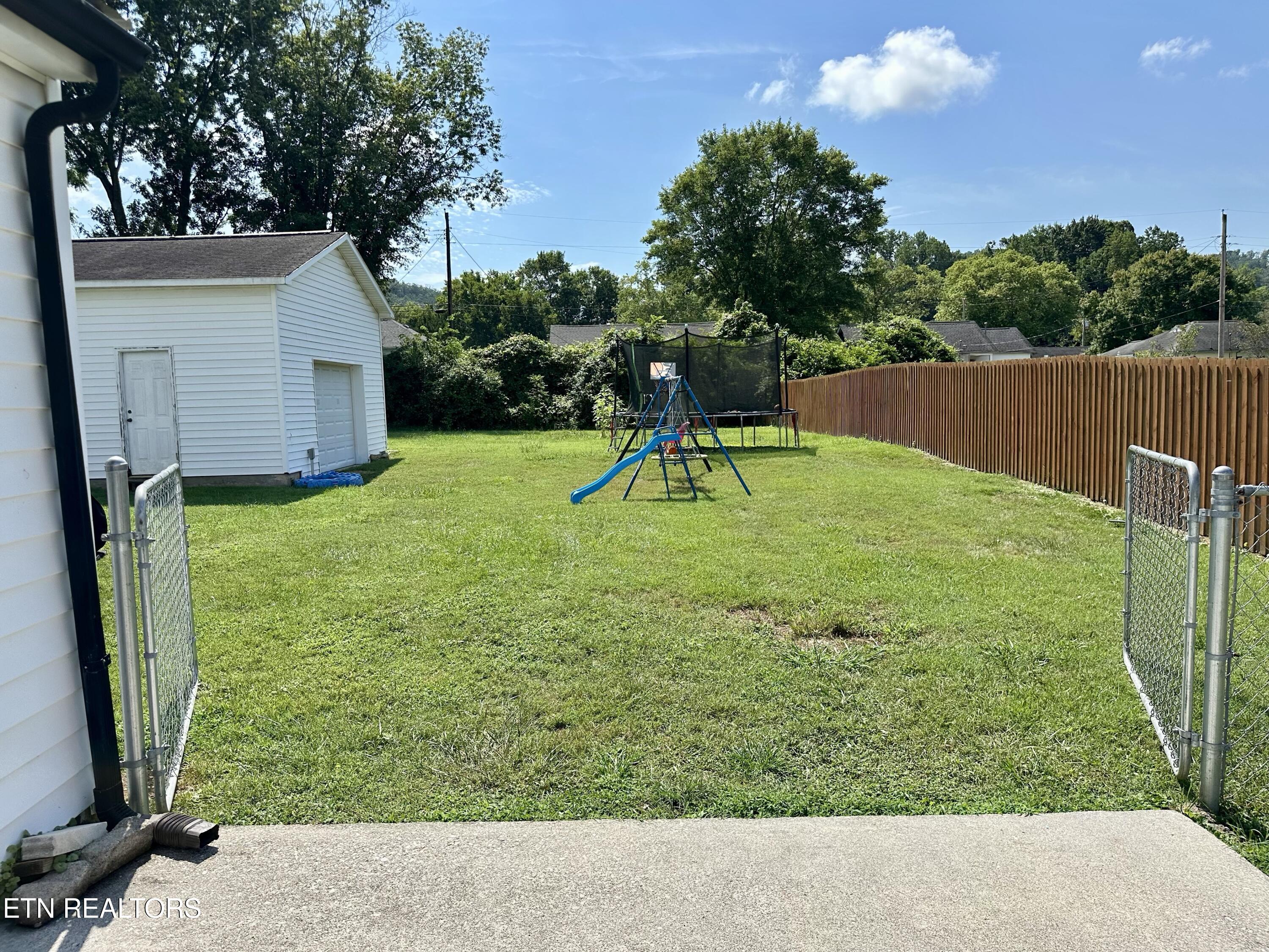 505 Cherokee Avenue Clinton, TN 37716 - Photo 6 of 32 IMG_7155