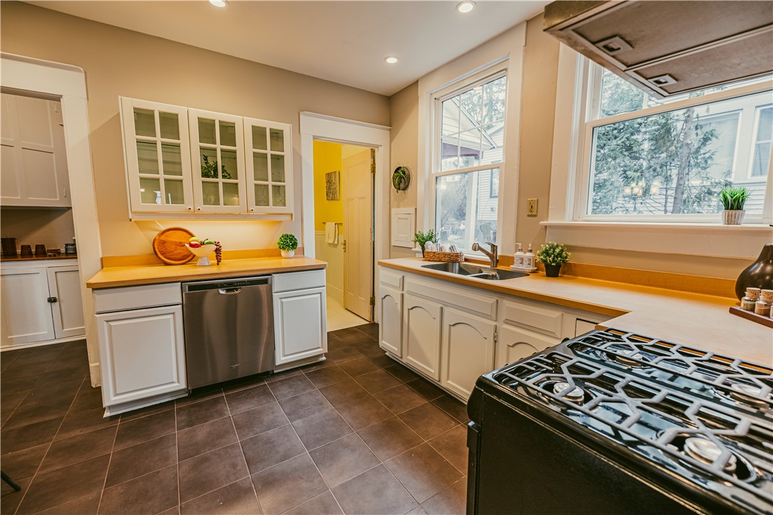 332 Mt Vernon Avenue Rochester, NY 14620 - Photo 11 of 38