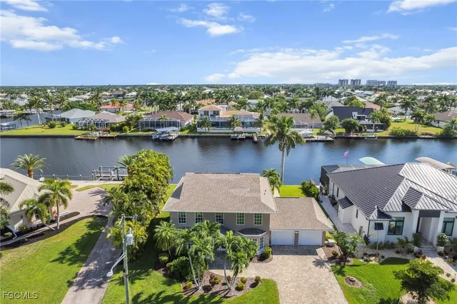 an aerial view of house with yard and lake view
