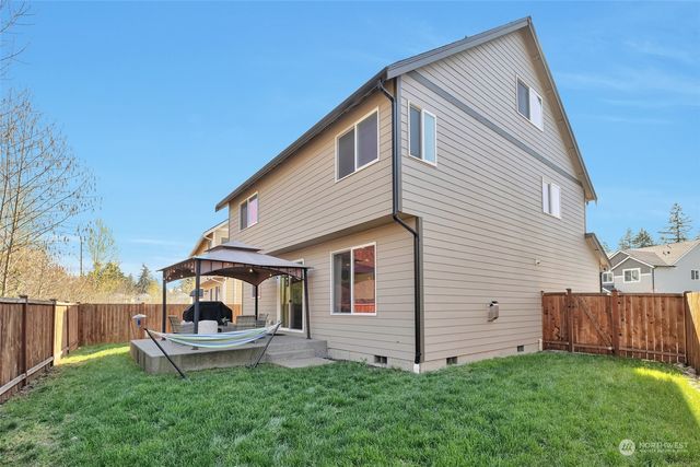 a view of a house with backyard