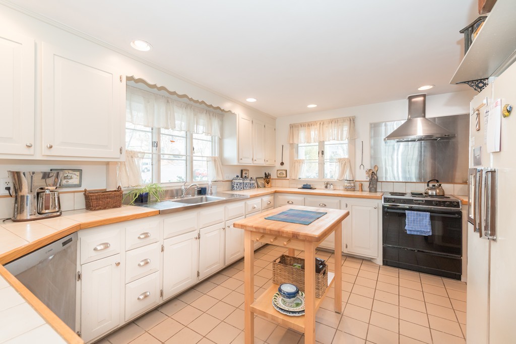 15 Sunset Road Marblehead, MA 01945 - Photo 6 of 24 Gallery Image 6