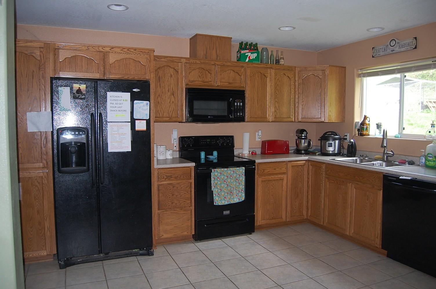 2088 Robinson Road Grants Pass, OR 97527 - Photo 6 of 24 Large Kitchen
