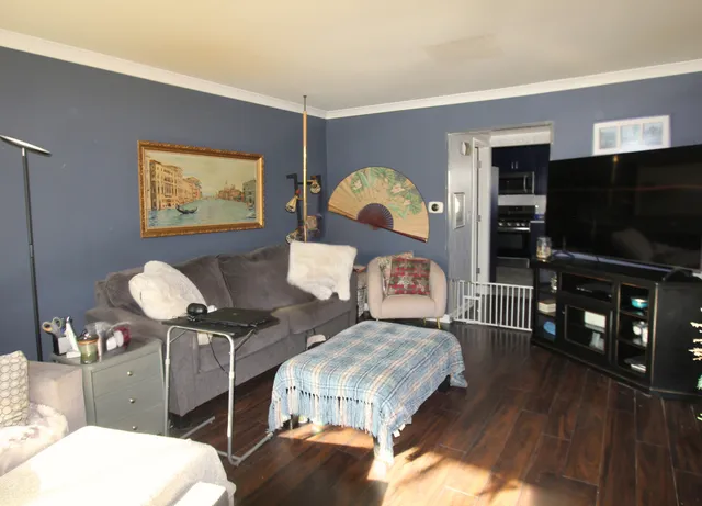 $370,000 | 98 Wiltshire Court, Schaumburg, IL 60193