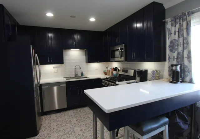 $370,000 | 98 Wiltshire Court, Schaumburg, IL 60193