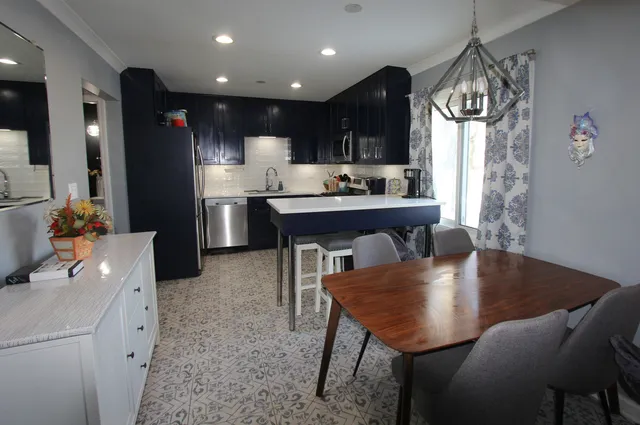 $370,000 | 98 Wiltshire Court, Schaumburg, IL 60193