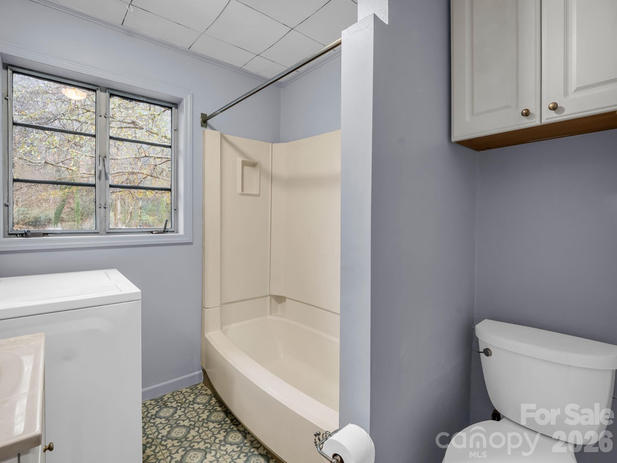 109 Wall Road Tryon, NC 28782 - Photo 21 of 30 a bathroom with a toilet and a bathtub