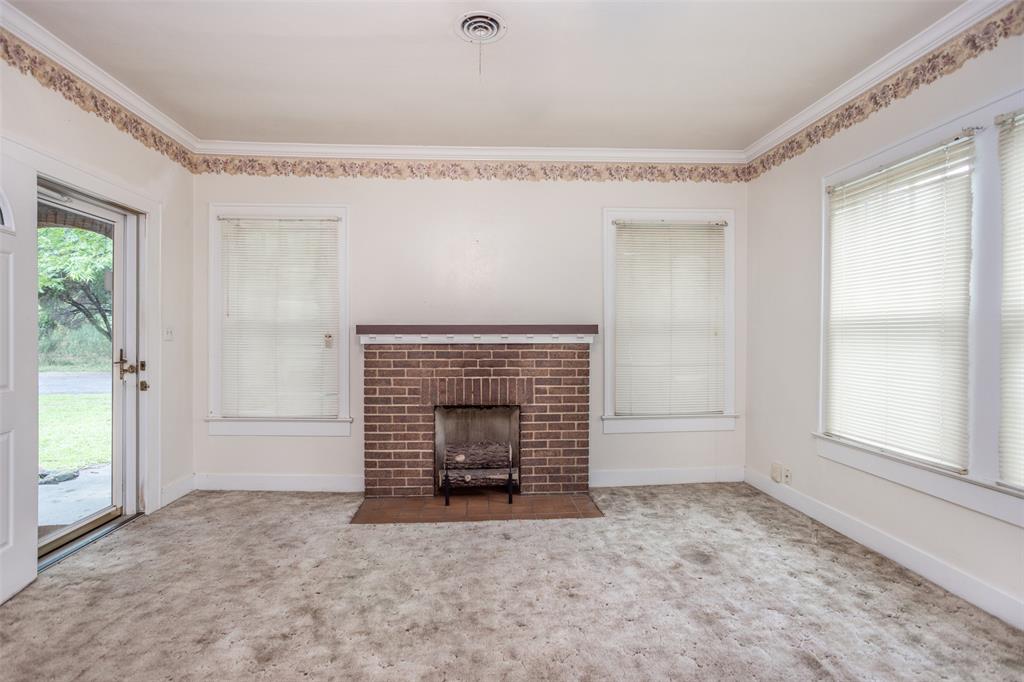206 Ritchey Street Gainesville, TX 76240 - Photo 7 of 36 an empty room with windows
