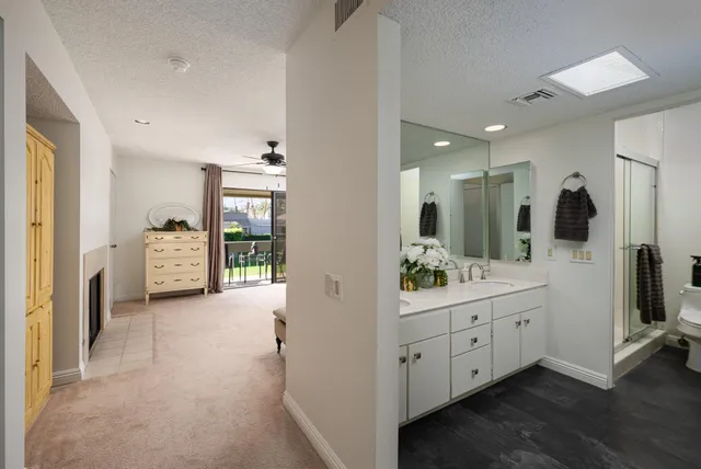 a en suite bathroom with a double vanity sink and mirror