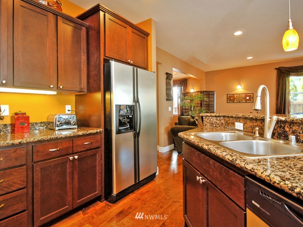 5132 Northeast 8th Street Renton, WA 98059 - Photo 3 of 24