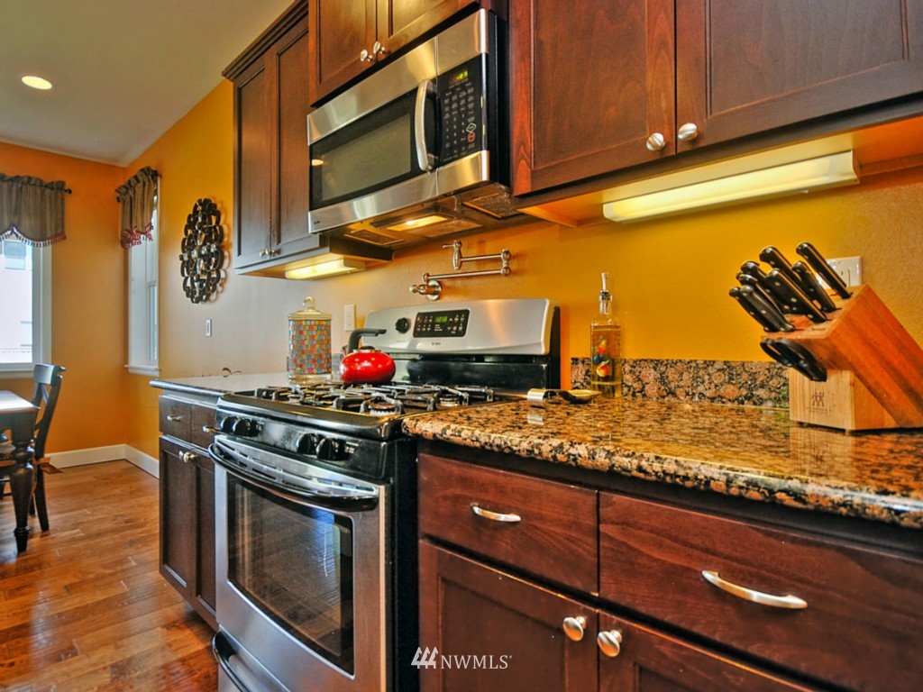5132 Northeast 8th Street Renton, WA 98059 - Photo 7 of 24