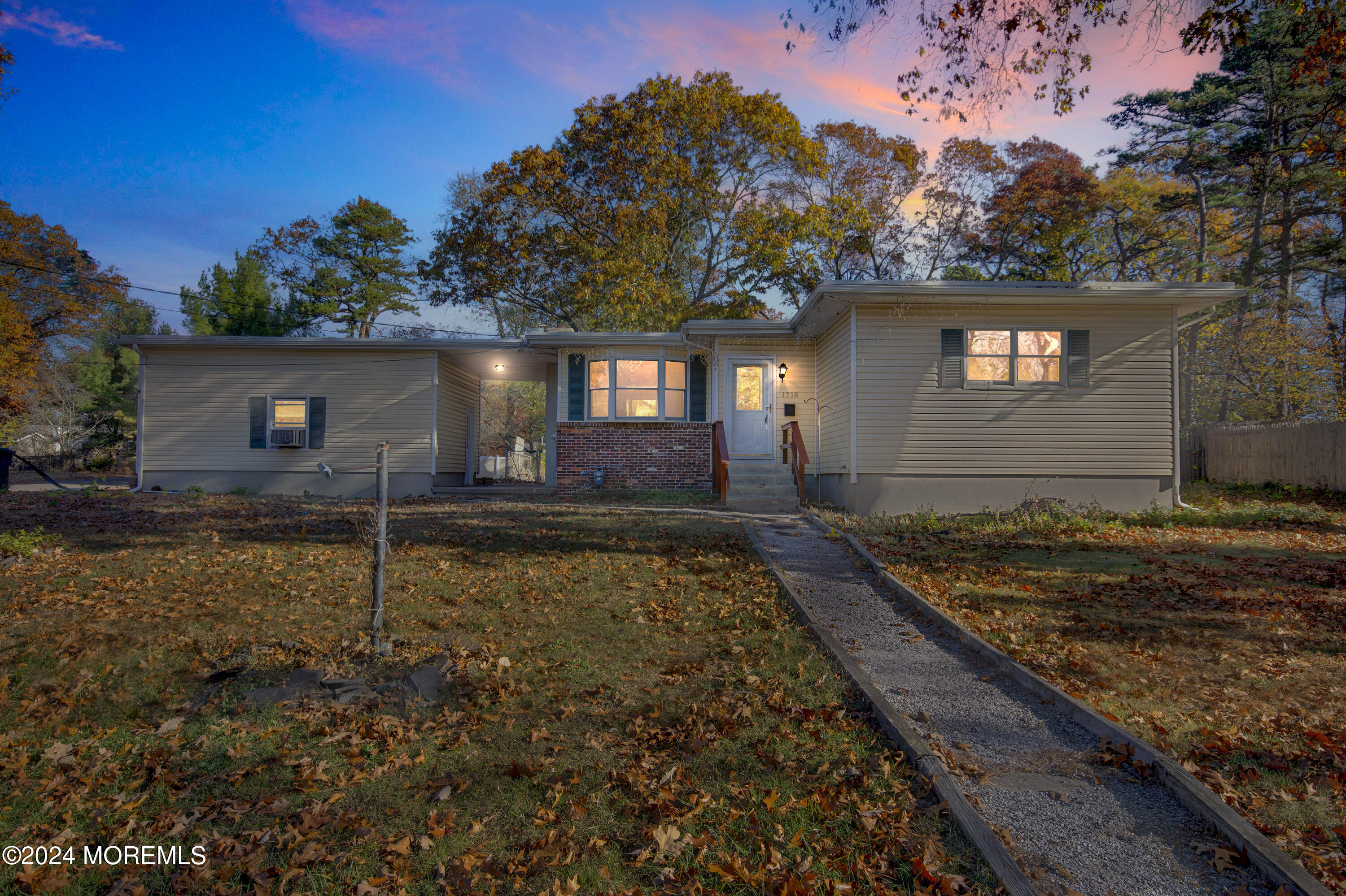 a view of a house with a yard