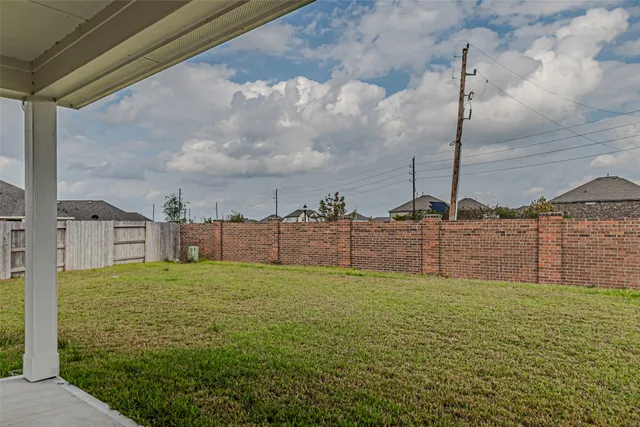 a view of a back yard