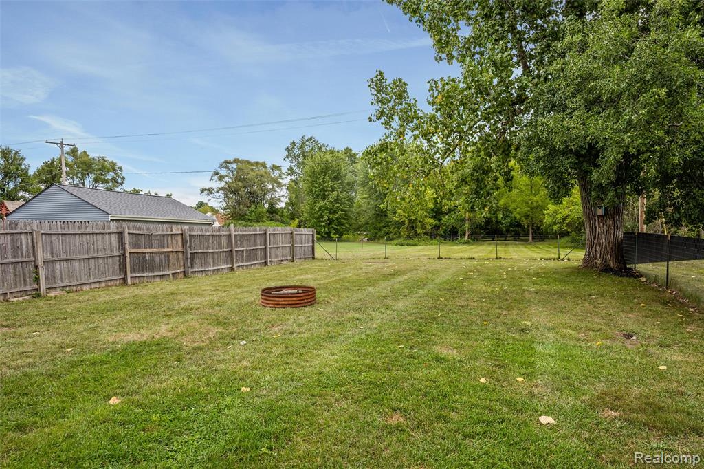 4465 South Center Road Burton, MI 48519 - Photo 8 of 24 Gallery Image 8