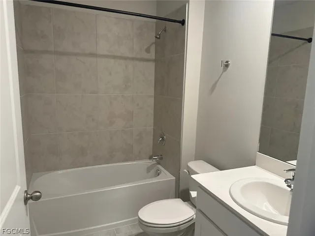 $2,400 | 522 Northwest 7th Street, Cape Coral, FL 33993