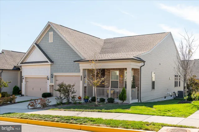 a view of a house with yard and plants