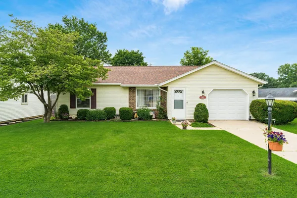$219,900 | 140 Williamsburg Lane Northwest, Lancaster, OH 43130